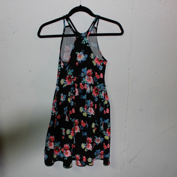 Adorable Floral Dress with Pockets! - Picture 6 of 7